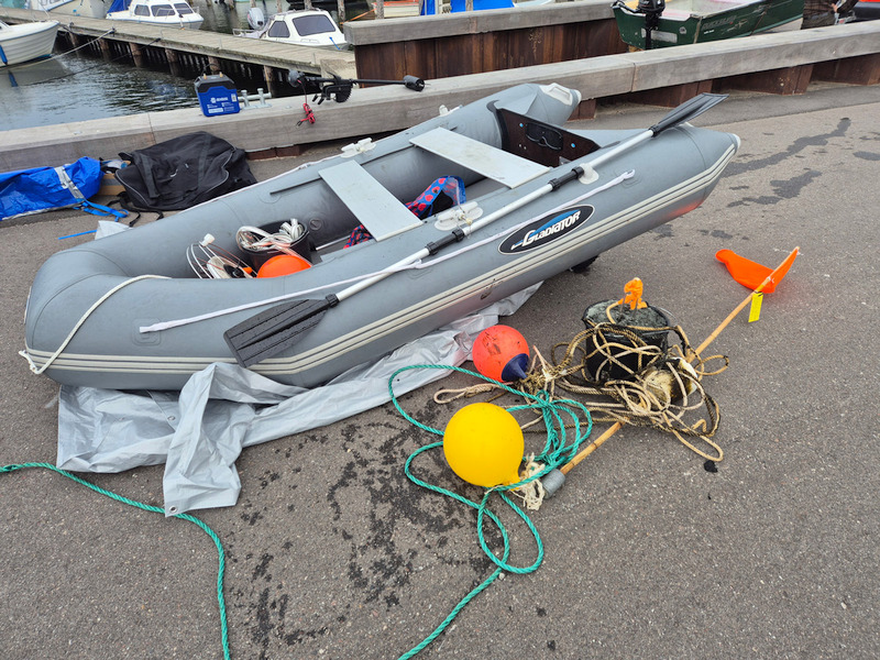 Den lille gummibåd på havnen i Mariager, klar til opsætning af bøjer og havhøstudstyr